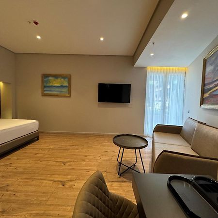 Arka Art Hotel Tirana Bagian luar foto A room at the hotel
