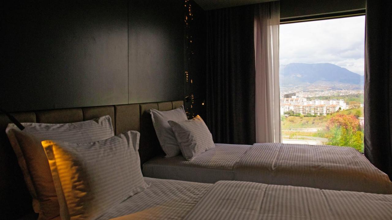 Arka Art Hotel Tirana Bagian luar foto A room at the hotel