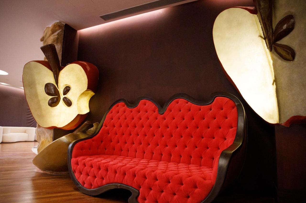 Arka Art Hotel Tirana Bagian luar foto The Apple sofa