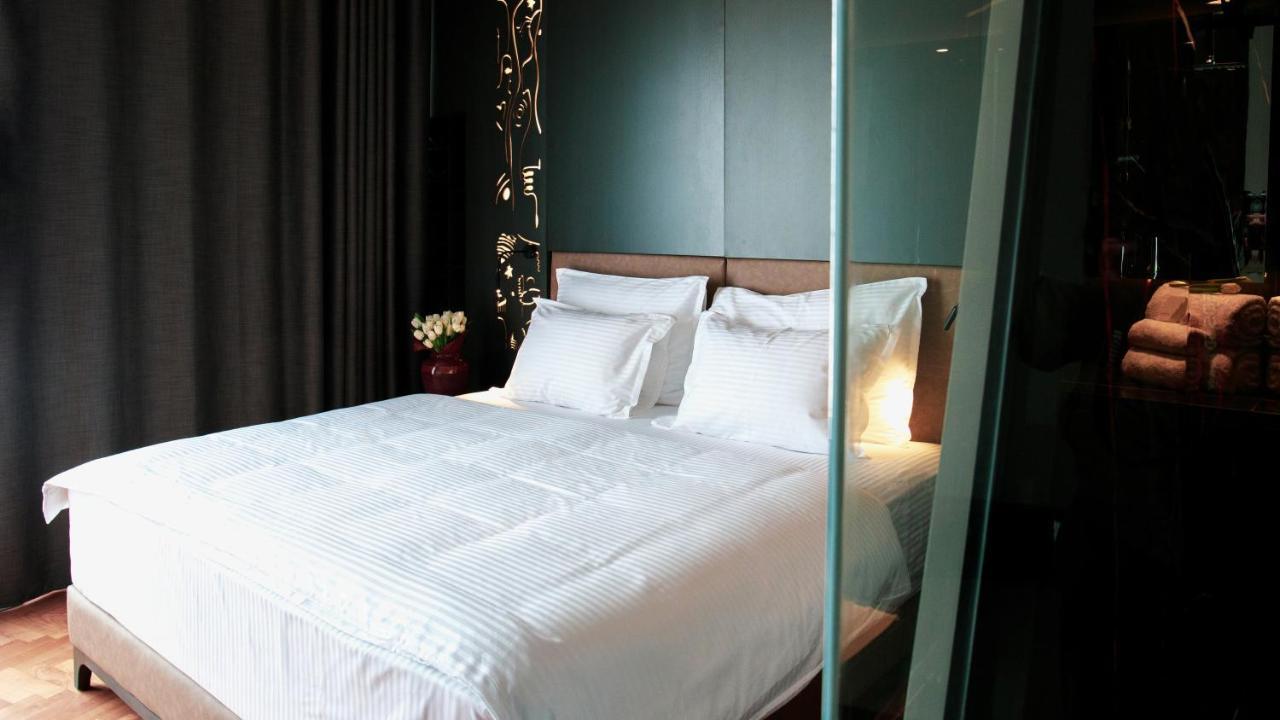 Arka Art Hotel Tirana Bagian luar foto A bed with white sheets