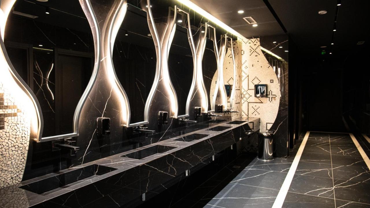 Arka Art Hotel Tirana Bagian luar foto The interior of the restroom at the 2012 Olympics