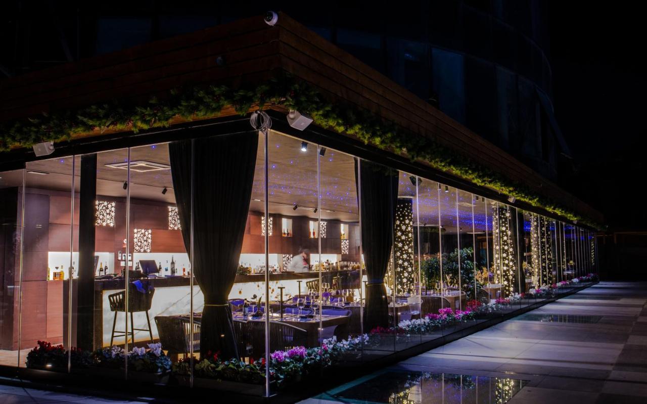 Arka Art Hotel Tirana Bagian luar foto The restaurant at night