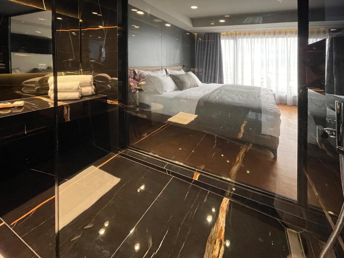Arka Art Hotel Tirana Bagian luar foto A room at the hotel