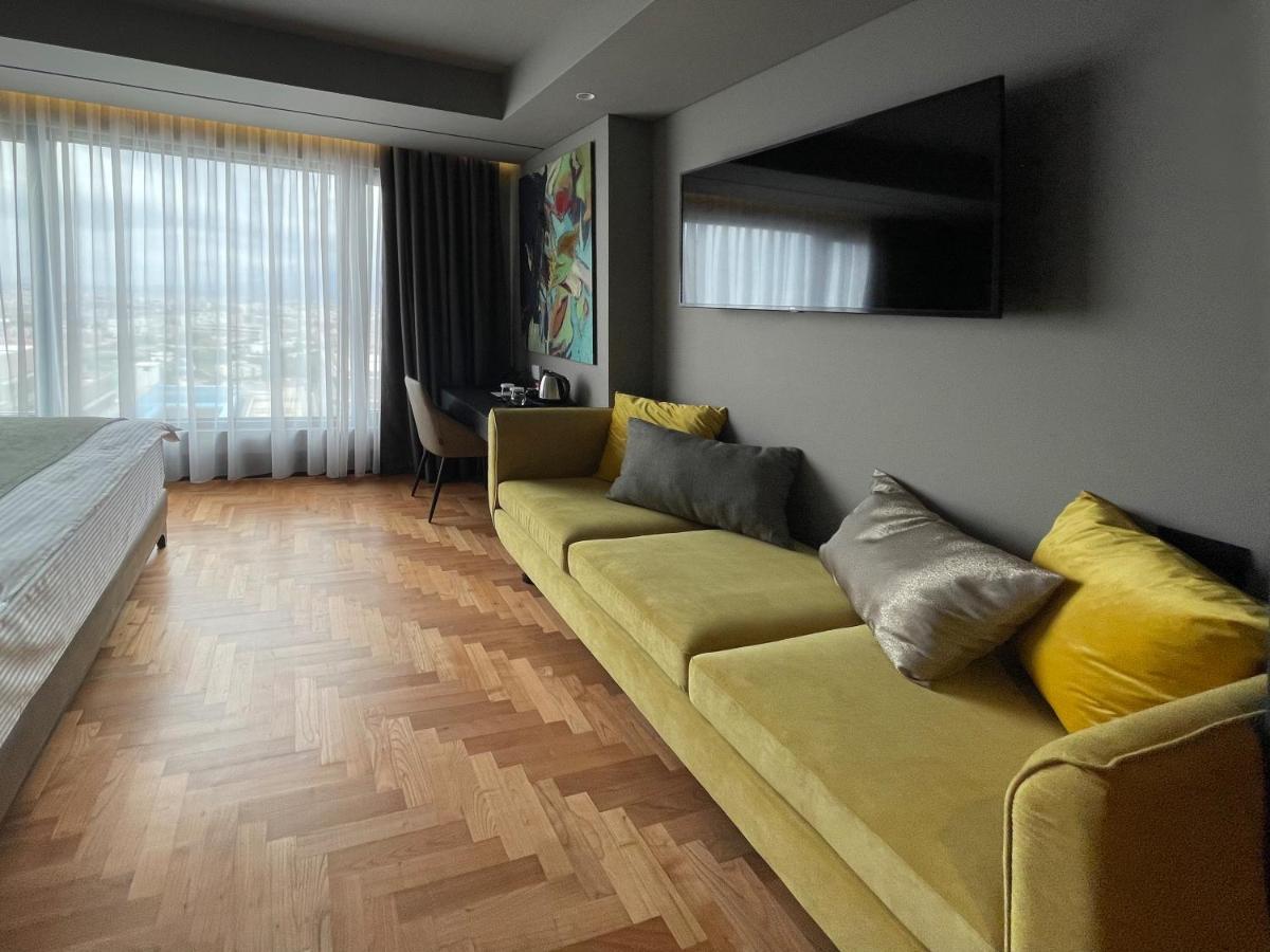 Arka Art Hotel Tirana Bagian luar foto A suite at the hotel