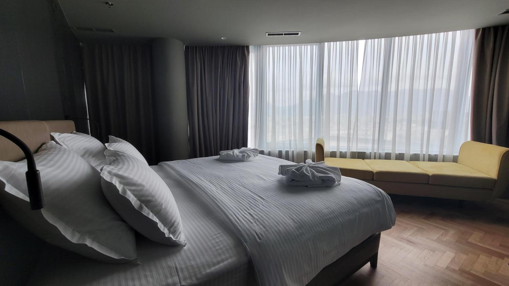 Arka Art Hotel Tirana Bagian luar foto A bedroom at the hotel