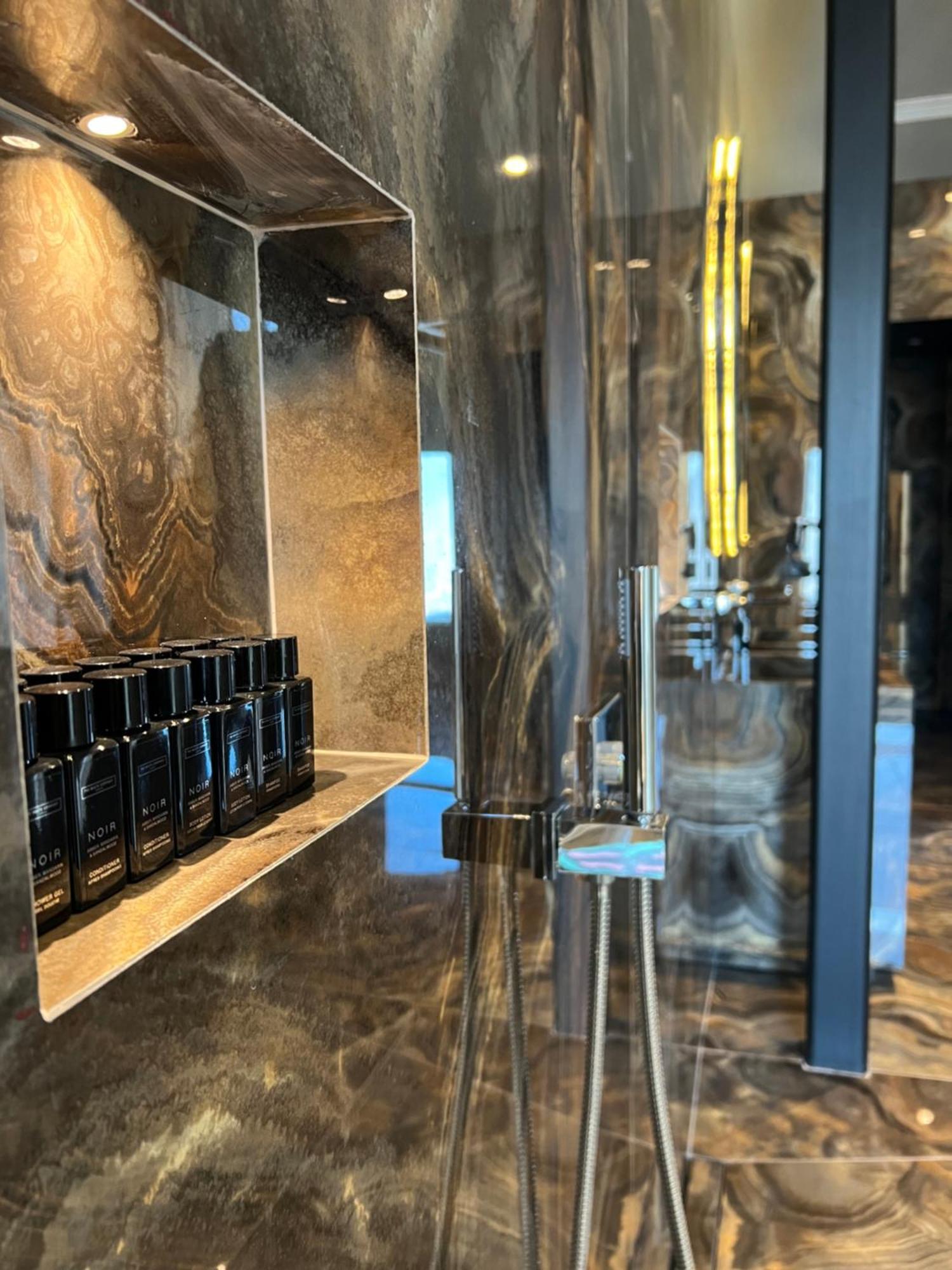 Arka Art Hotel Tirana Bagian luar foto A typical shower