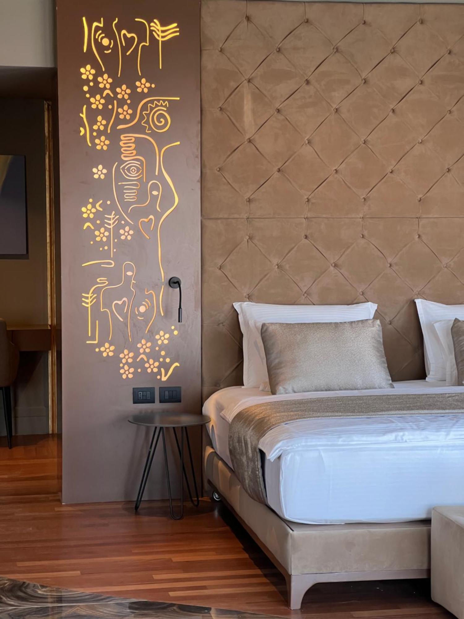 Arka Art Hotel Tirana Bagian luar foto A wall sticker