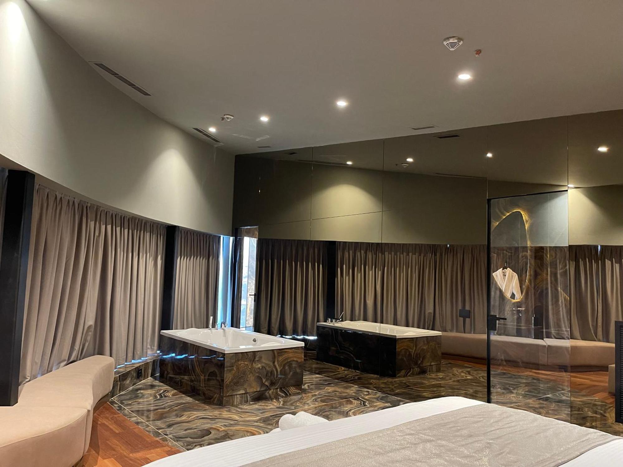 Arka Art Hotel Tirana Bagian luar foto A suite at the hotel
