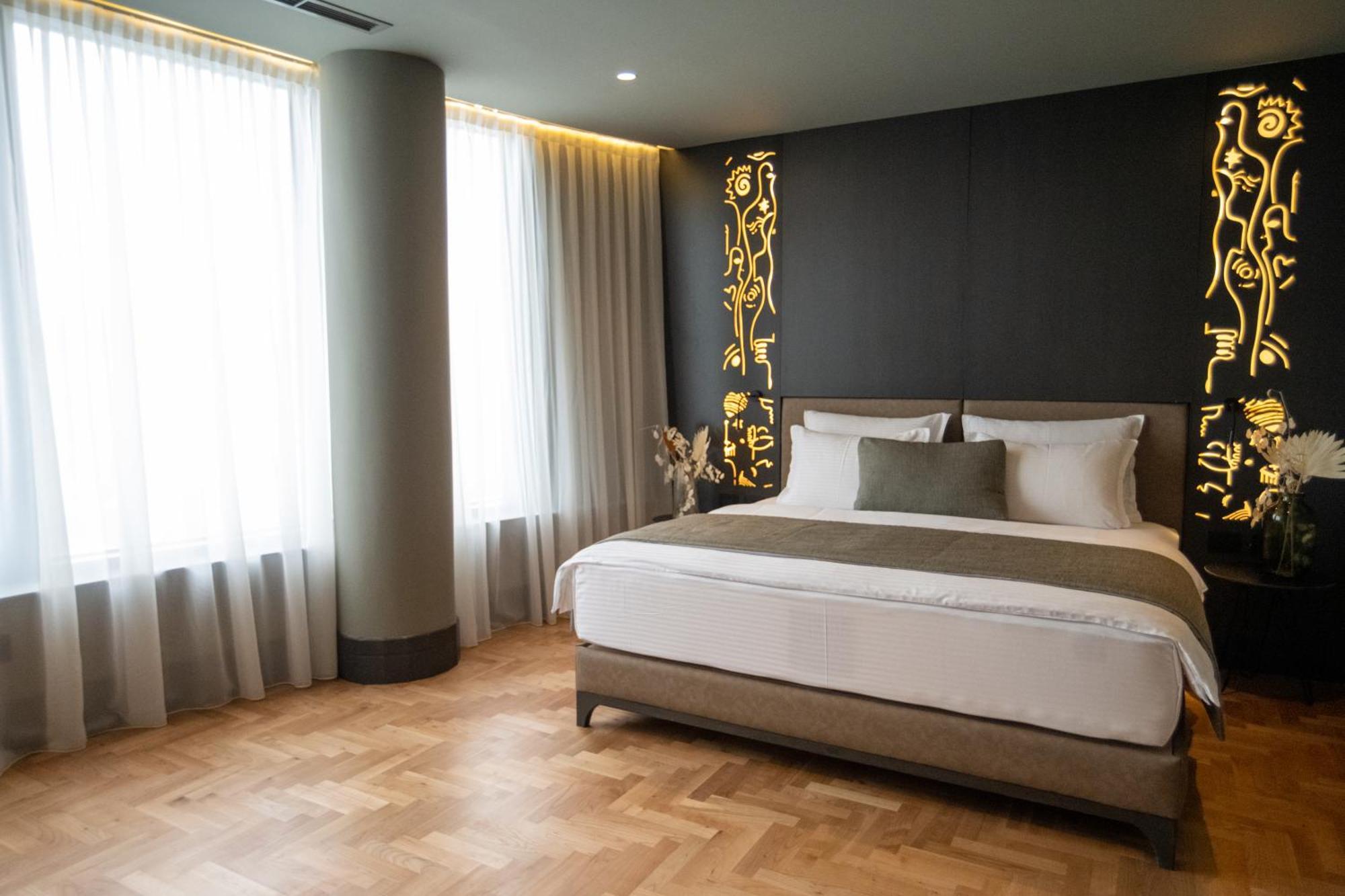 Arka Art Hotel Tirana Bagian luar foto A bedroom at the hotel