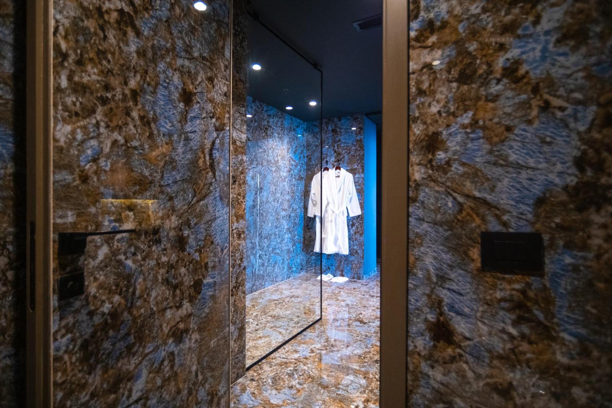 Arka Art Hotel Tirana Bagian luar foto Bathroom