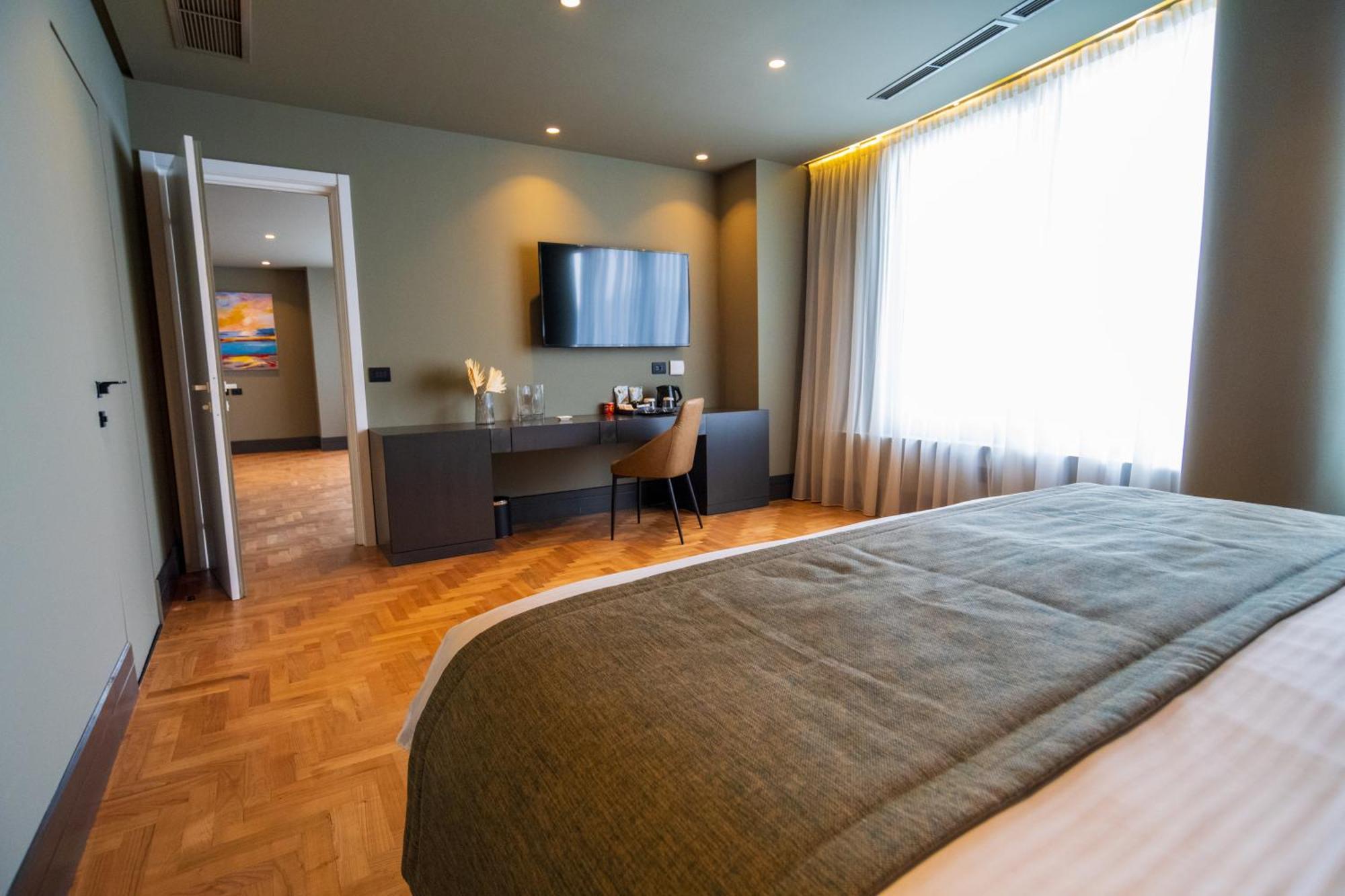 Arka Art Hotel Tirana Bagian luar foto A room at the hotel