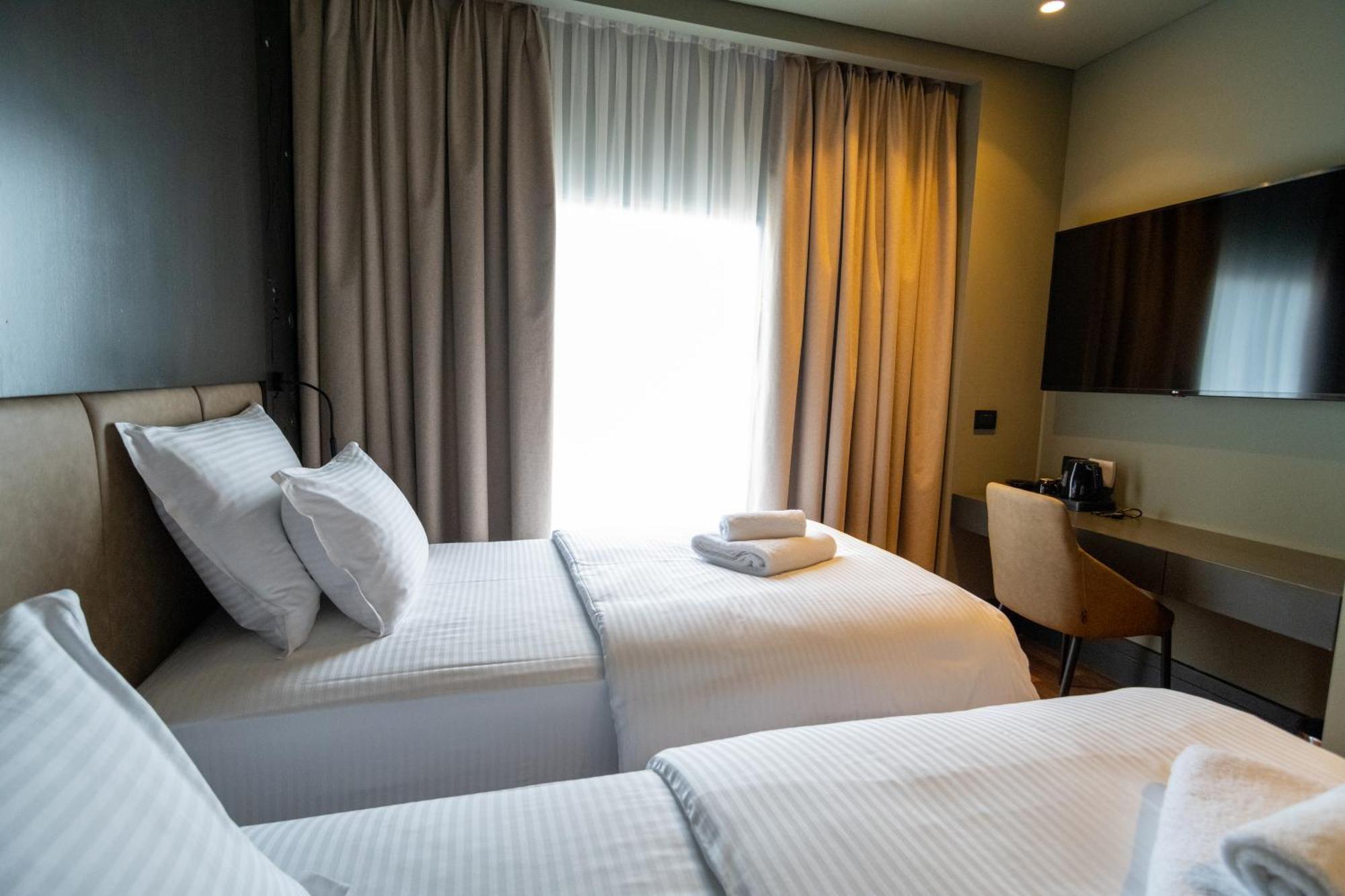 Arka Art Hotel Tirana Bagian luar foto A room at the hotel