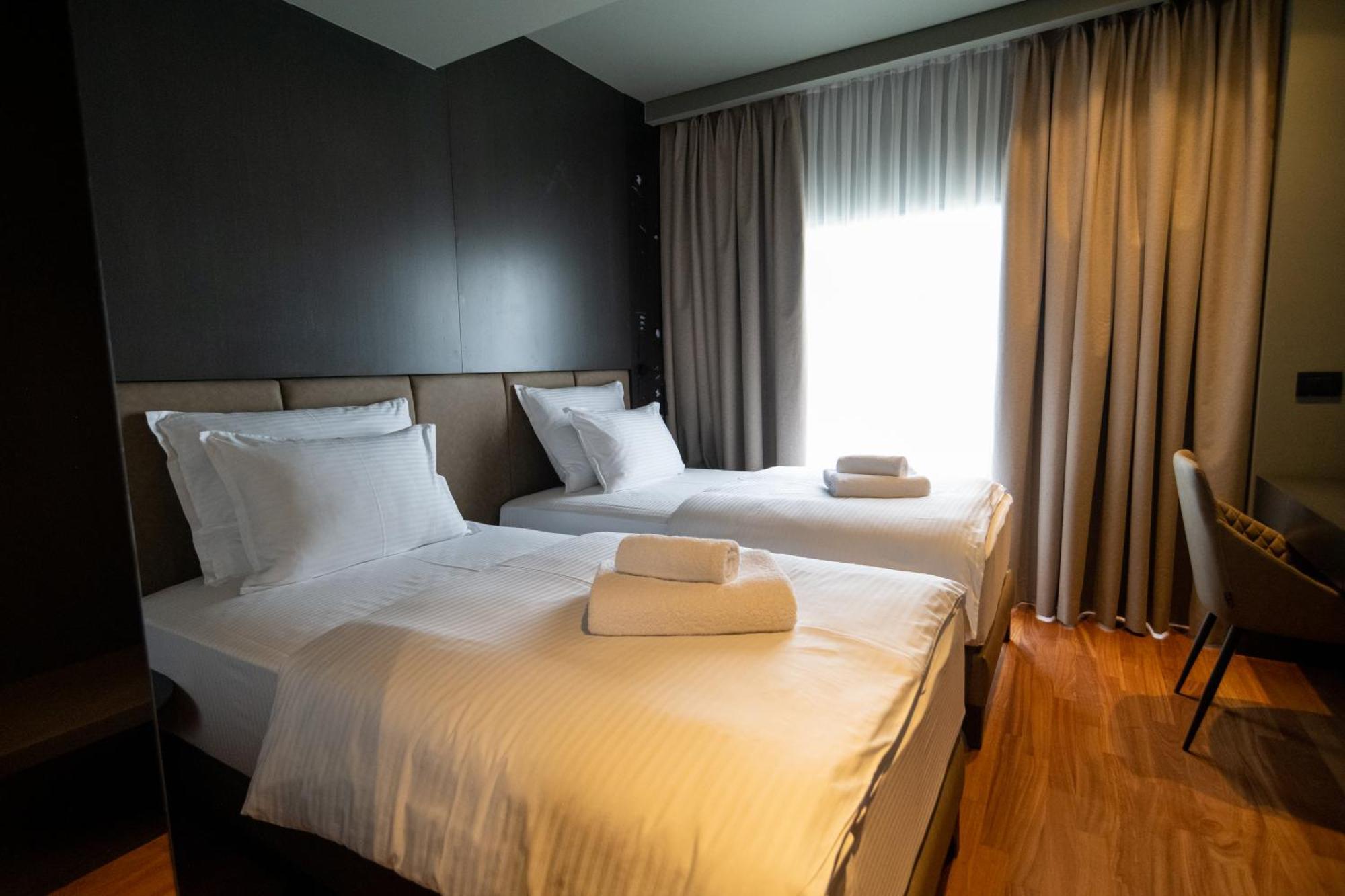 Arka Art Hotel Tirana Bagian luar foto A room at the hotel
