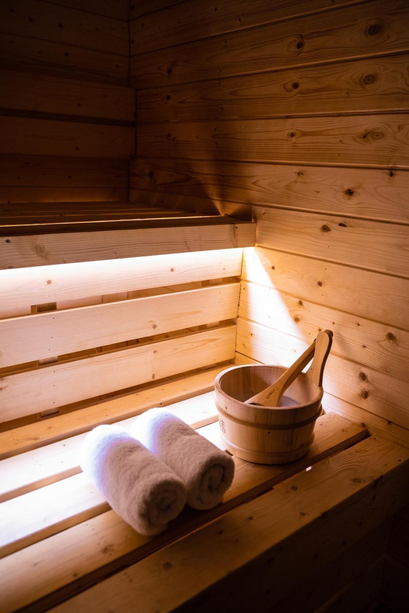 Arka Art Hotel Tirana Bagian luar foto Sauna bucket and ladle