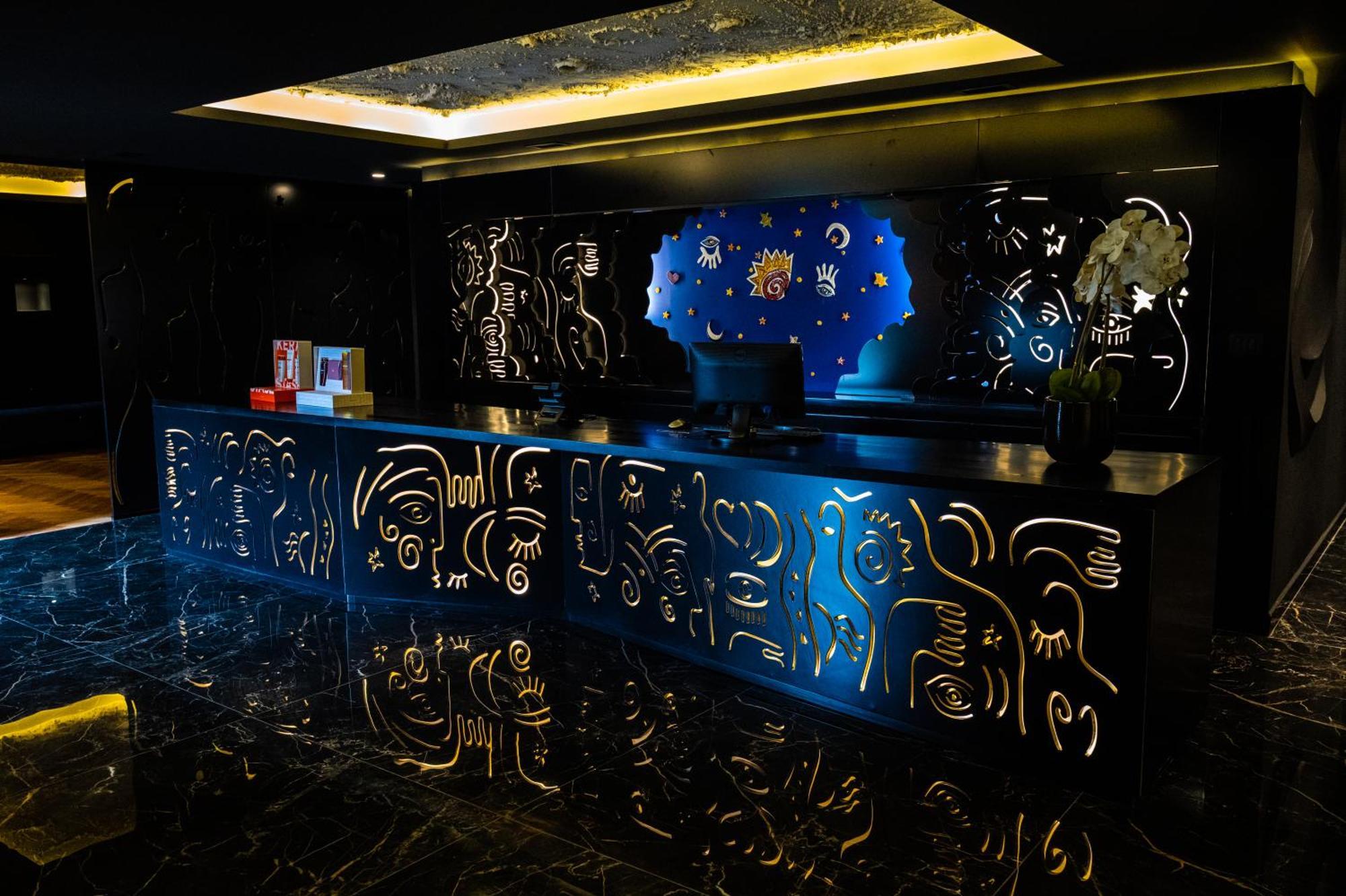 Arka Art Hotel Tirana Bagian luar foto The reception desk at the hotel