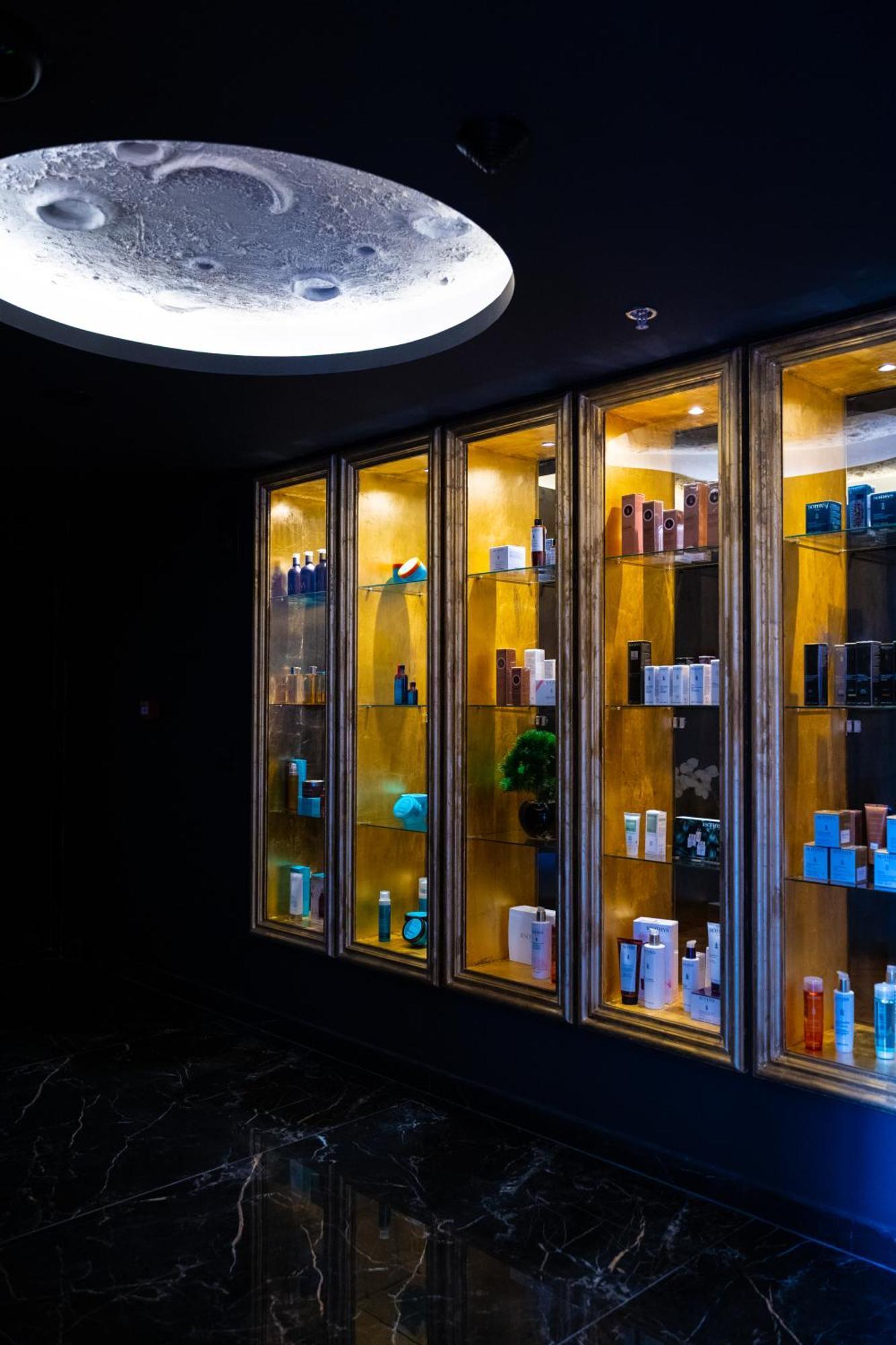 Arka Art Hotel Tirana Bagian luar foto A display of products at a salon