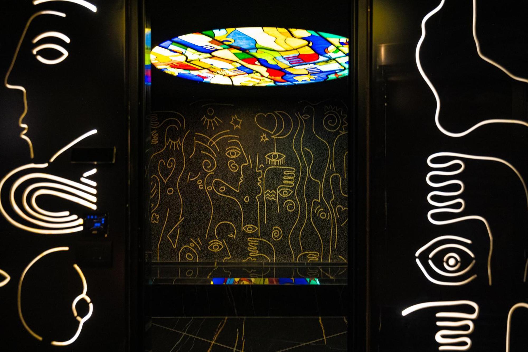 Arka Art Hotel Tirana Bagian luar foto The stained glass window in the elevator