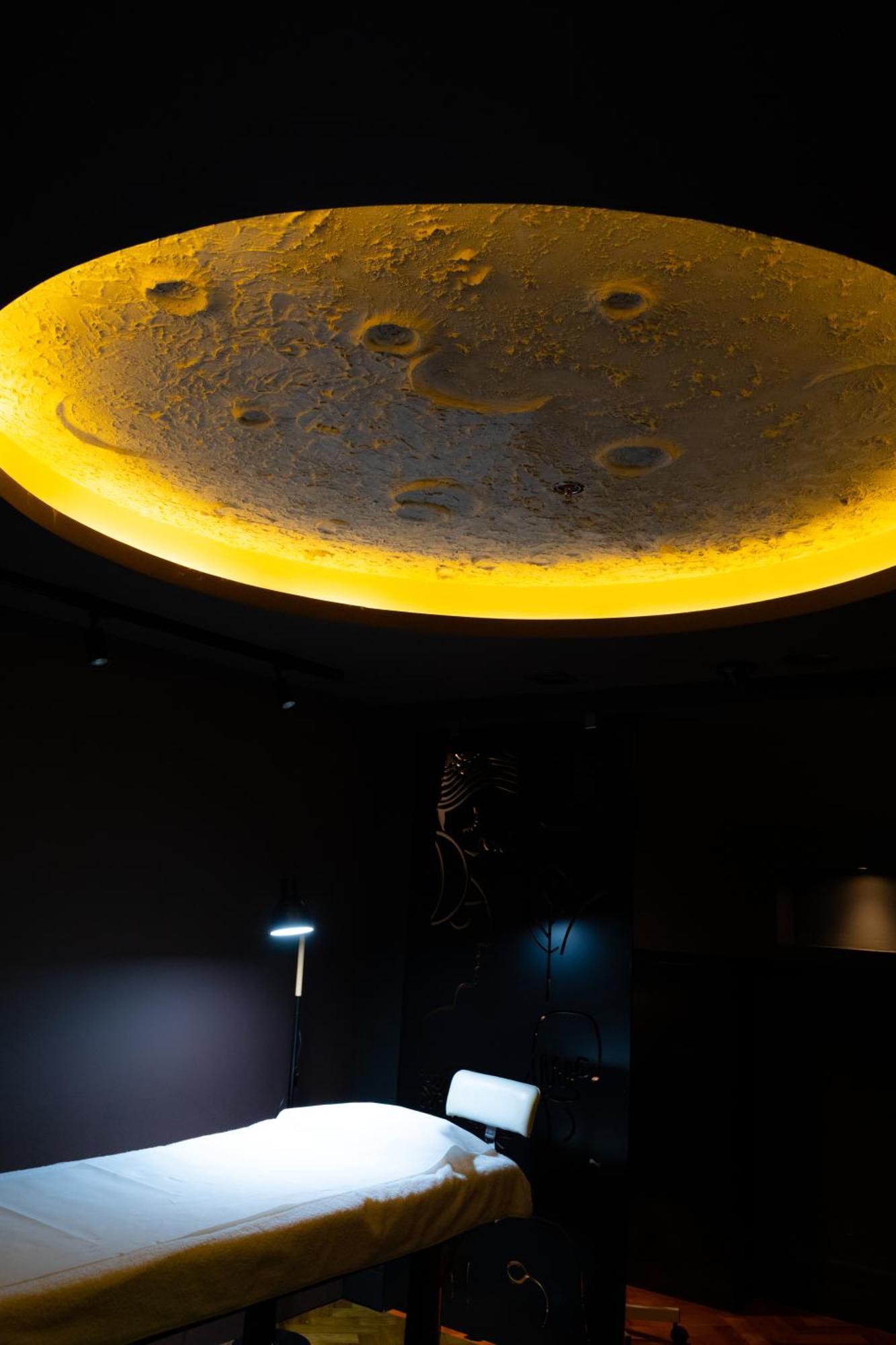 Arka Art Hotel Tirana Bagian luar foto The ceiling of the chapel
