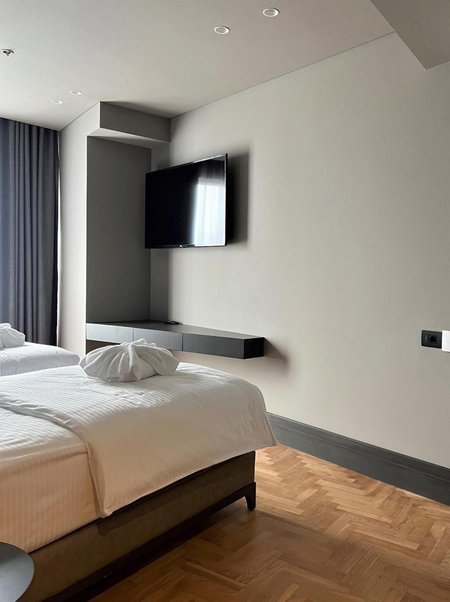 Arka Art Hotel Tirana Bagian luar foto A room at the hotel