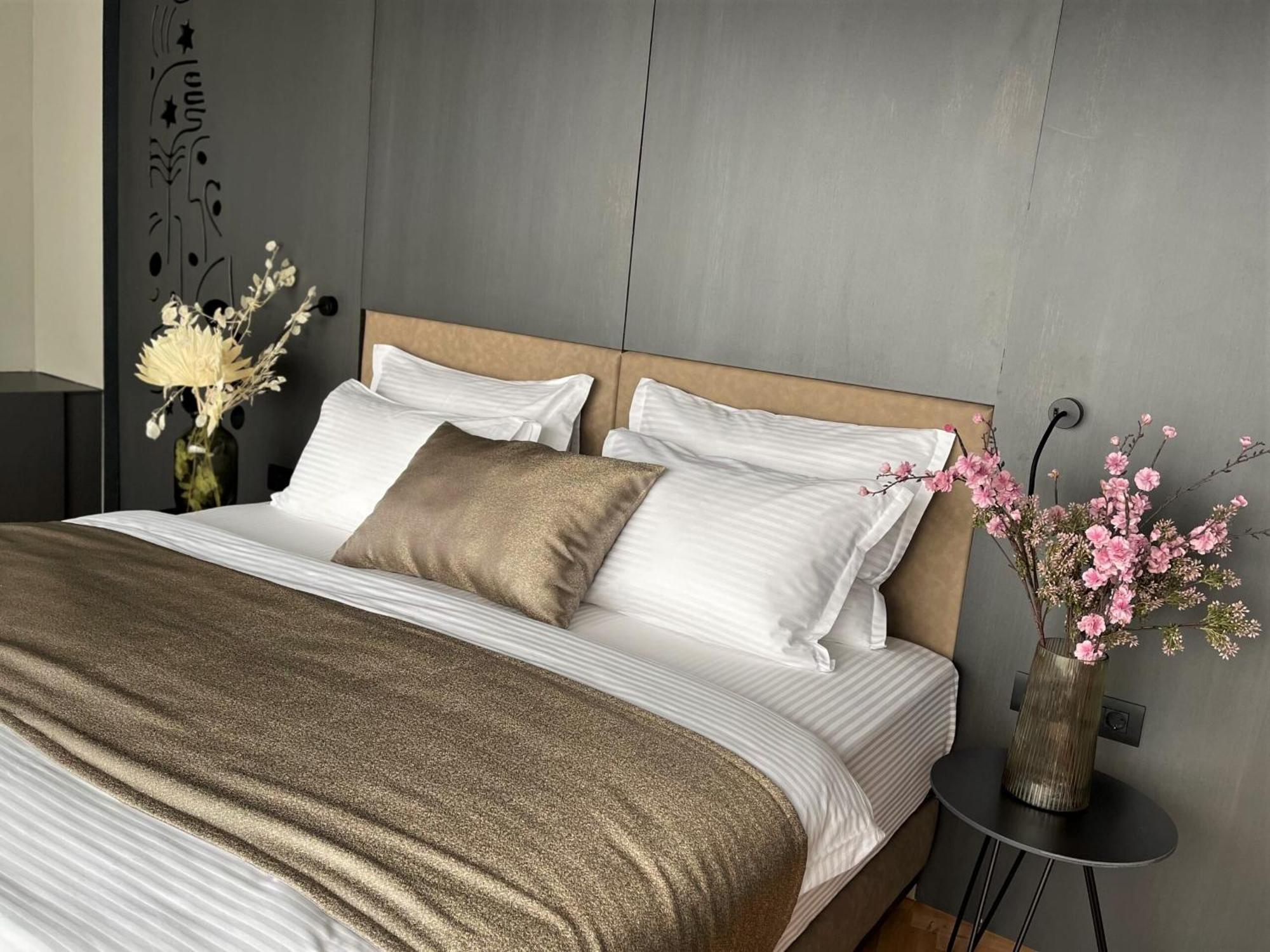 Arka Art Hotel Tirana Bagian luar foto A bed with bed linen