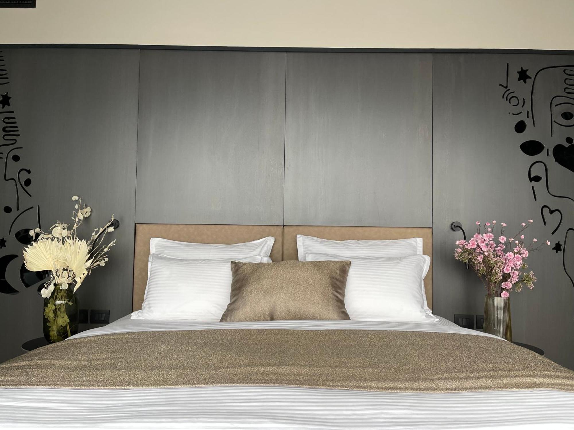 Arka Art Hotel Tirana Bagian luar foto A bedroom