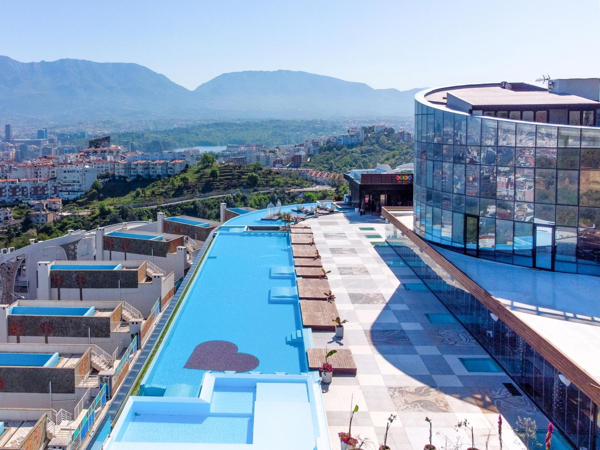 Arka Art Hotel Tirana Bagian luar foto Skyline