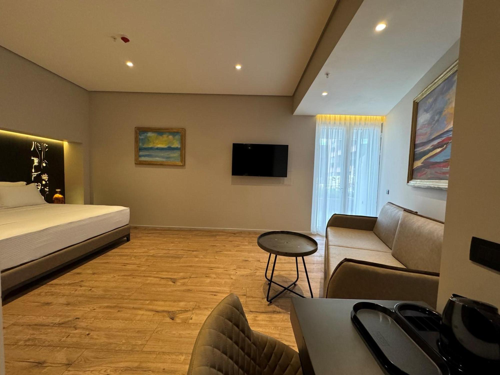 Arka Art Hotel Tirana Bagian luar foto A room at the hotel