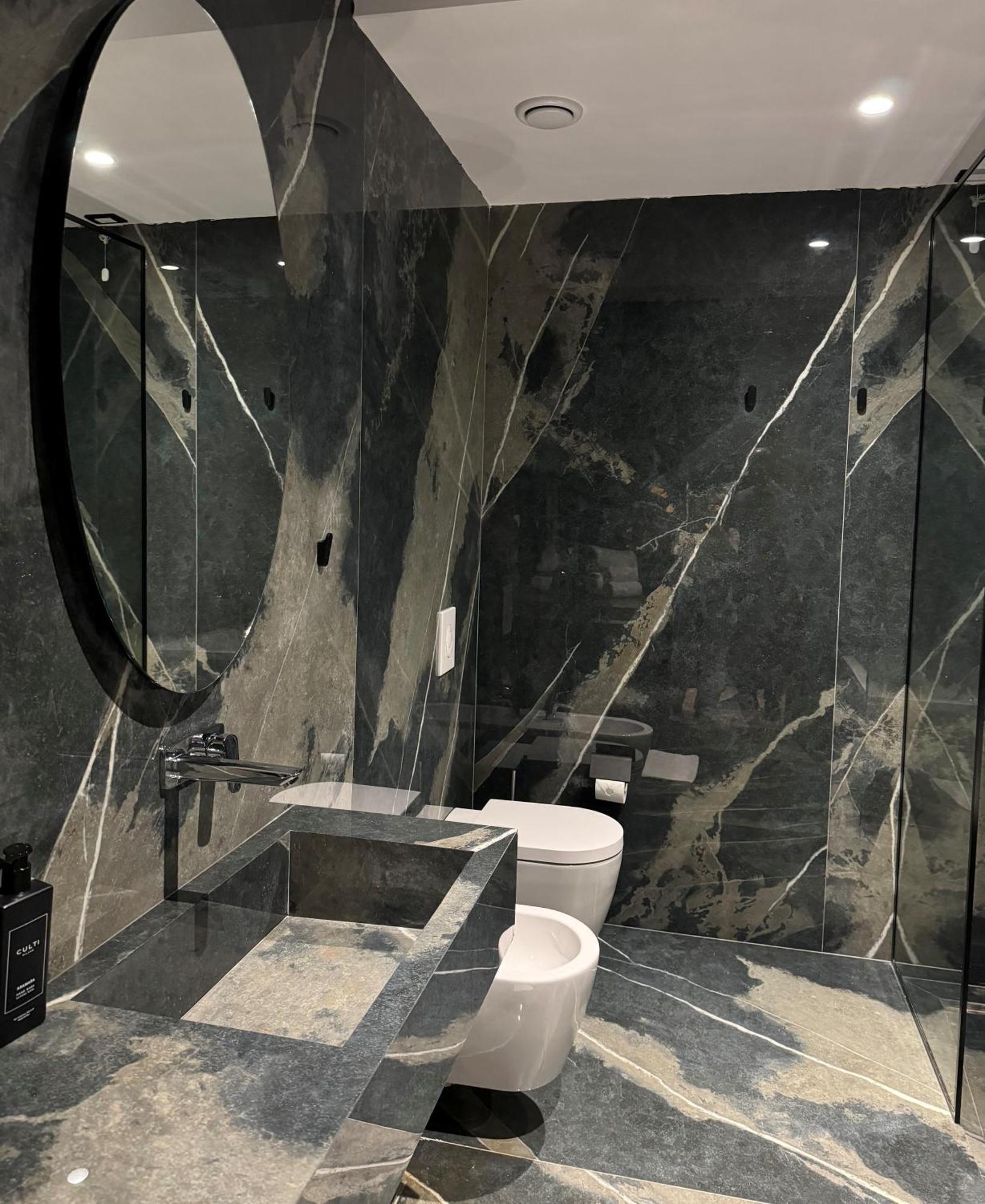 Arka Art Hotel Tirana Bagian luar foto Bathroom in the house
