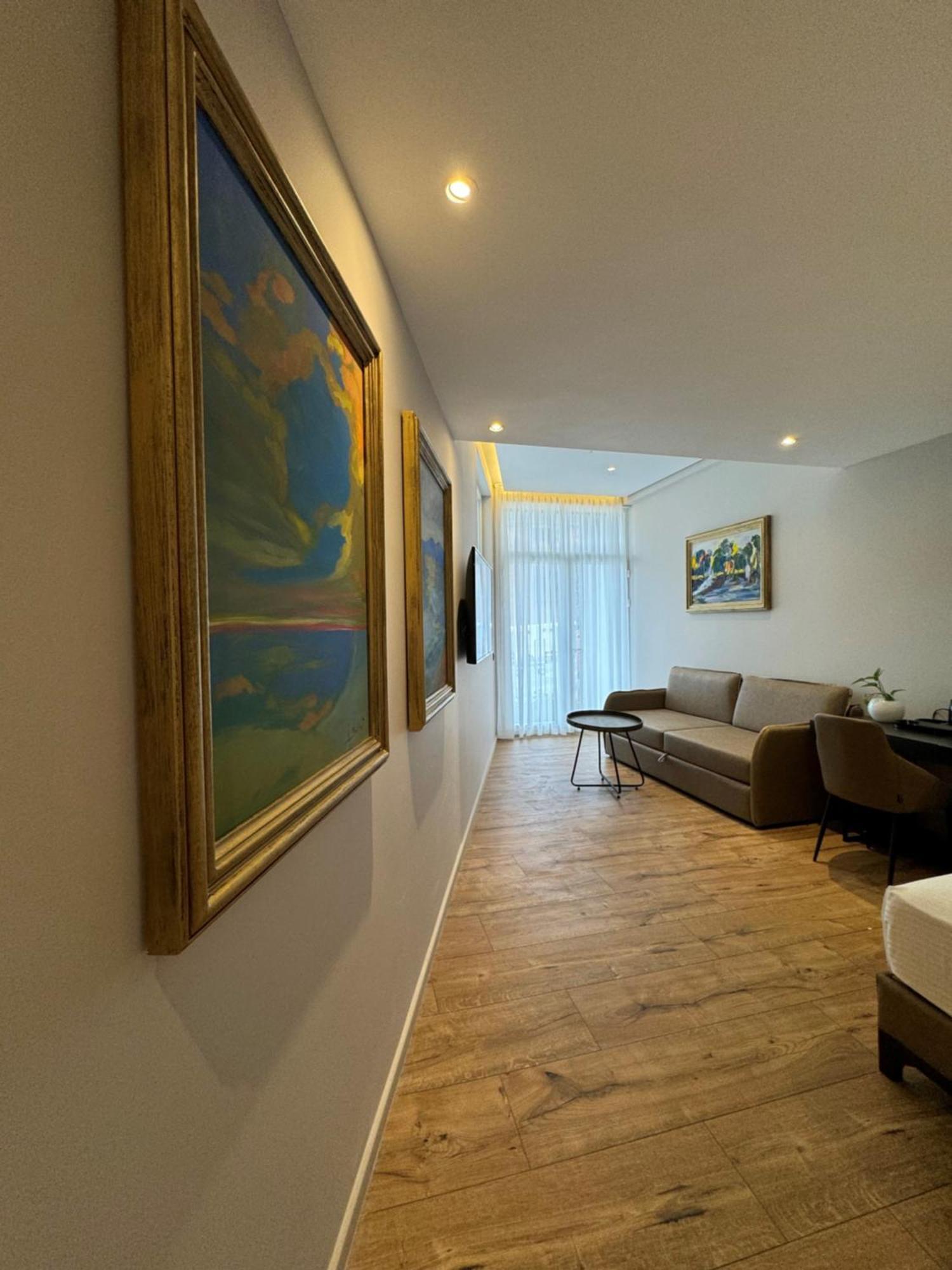 Arka Art Hotel Tirana Bagian luar foto A suite at the hotel