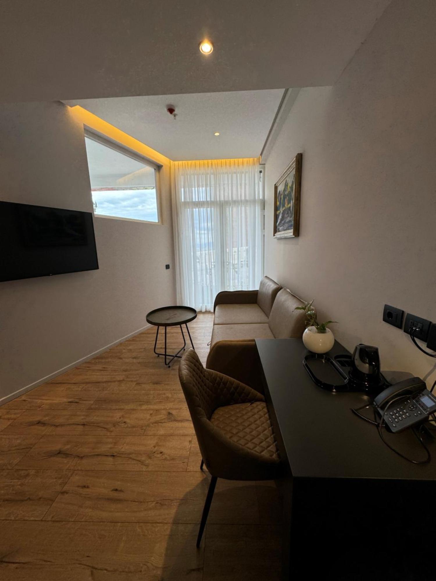 Arka Art Hotel Tirana Bagian luar foto A room at the hotel